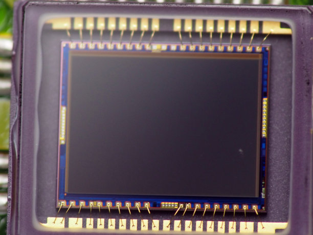 数码相机传感器的特写镜头。数码相机中的一种主要部件，具有捕捉相机镜头投影图像的功能图片下载