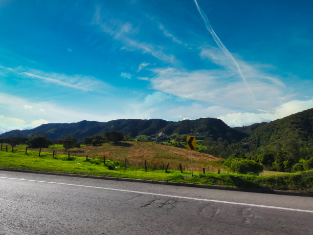 山旁的公路图片下载