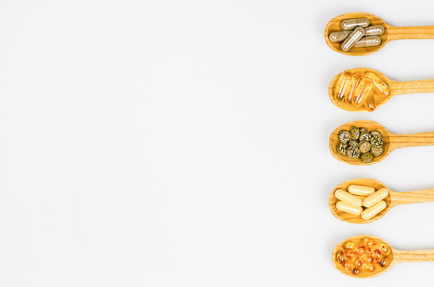 木勺里的膳食补充剂和维生素片图片下载