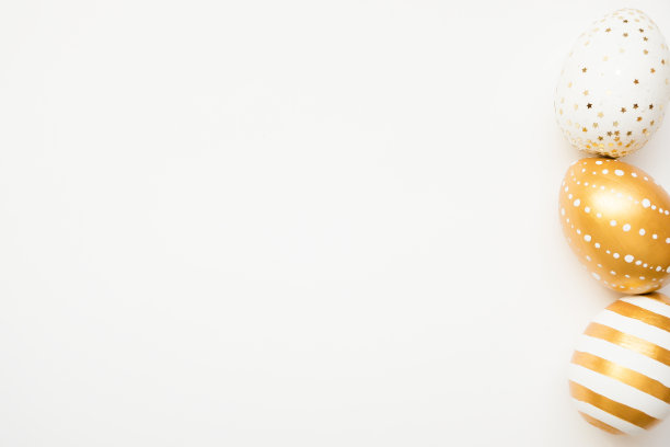 复活节金色装饰蛋孤立在白色的背景。最小的复活节的概念。复活节快乐卡片与文本拷贝空间。顶视图,flatlay图片下载