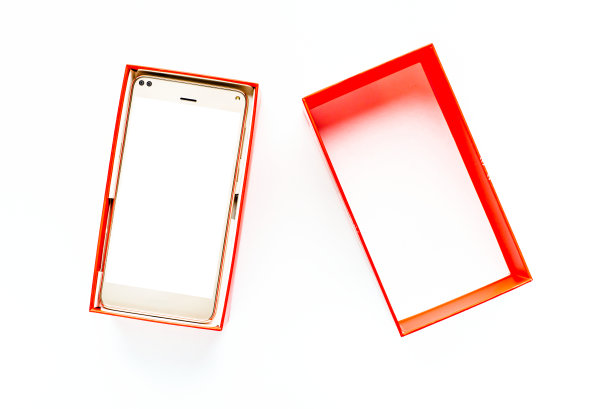 礼盒与智能手机与现代触摸屏，优雅的手机在白色背景图片下载