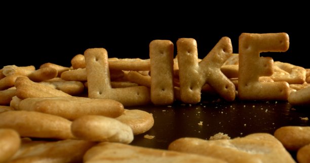 像饼干里的单词。家庭聚会上的美味小吃。薯片和零食放在桌子上。关闭了。图片下载