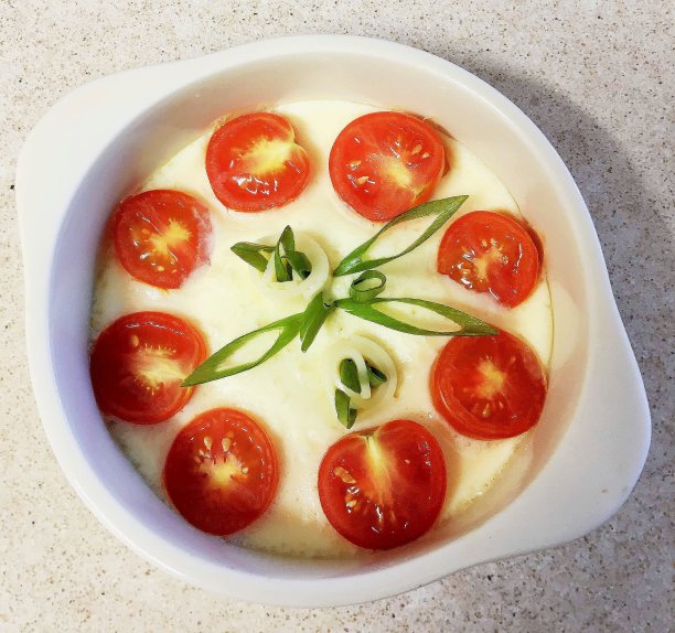 桌上有番茄和香草的奶酪汤图片下载