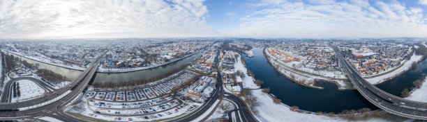 德国巴伐利亚州雷根斯堡市的全景，多瑙河，大教堂和石桥在冬天的冰雪图片下载