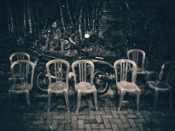 怪异的空椅子图片下载