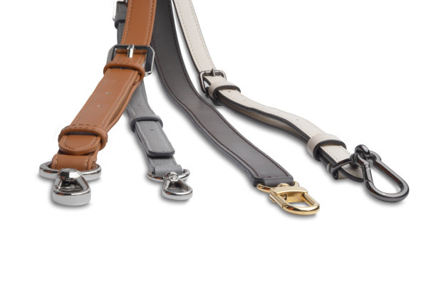 真皮皮带或包带孤立在白色背景上配以剪裁路径，配饰为女性时尚生活方式产品，慢时尚居家理念图片下载