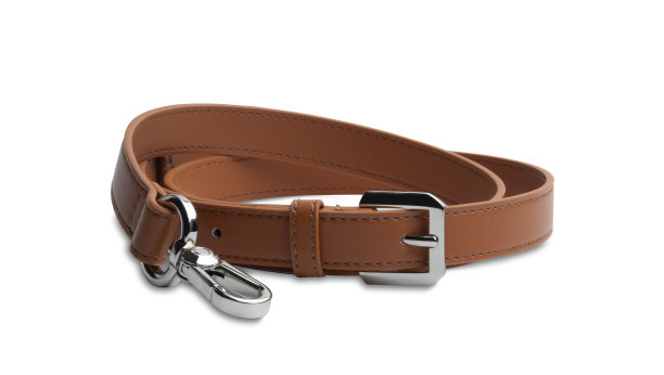 一条柔软的棕色皮带或包带孤立在白色背景上带有剪裁路径，配饰为女性时尚生活方式产品，居家慢时尚概念图片下载