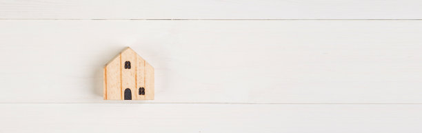 小户型是以木为背景，房地产与投资与税收，抵押与房屋，象征投资为利润的资产，家庭与贷款为住宅，复制空间。图片下载