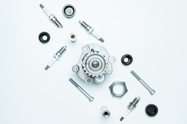 汽车发动机零件。白色背景上的汽车机械备件或汽车零件。一套新的金属汽车零件。平铺，俯视图，拷贝空间。图片下载