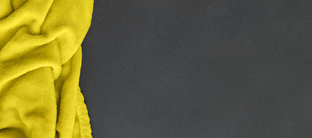 黄色透光绒毛织物，纸灰色纹理。皱巴巴的纺织毯背景与复制空间。模板，带有文本位置的横幅。2021年色彩趋势图片下载