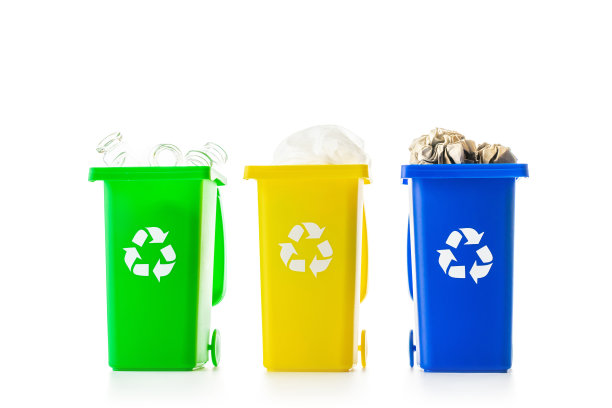垃圾桶。黄色、绿色、蓝色垃圾桶用于回收塑料、纸张和玻璃垃圾，可在白色背景上隔离。废物处理容器，节约环境。图片下载
