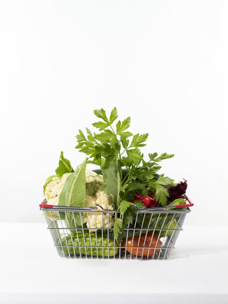 桌上白色背景上的一篮蔬菜图片下载