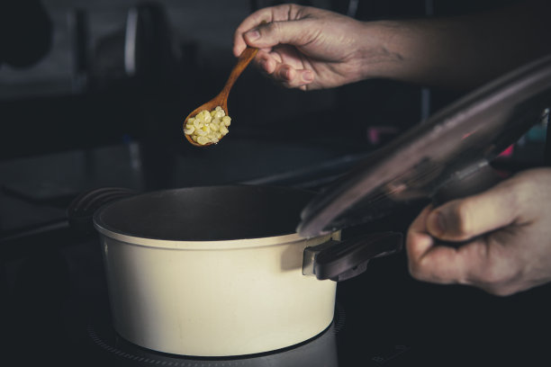 在电磁炉上用平底锅煮豌豆粥图片下载