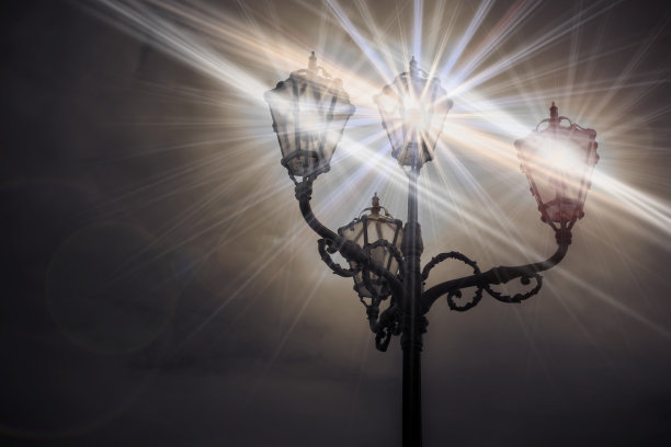 一个典型的意大利路灯的细节-色调的形象图片下载