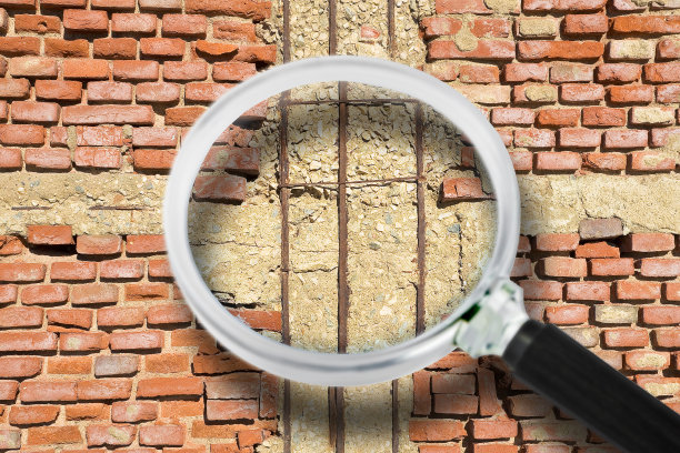 老钢筋和危险的混凝土结构与损坏和生锈的金属钢筋对抗风化和损坏的砖墙-概念图像与放大镜图片下载