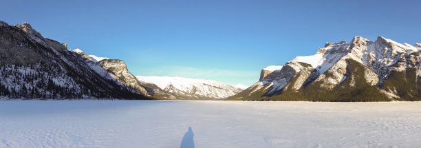 冬天穿雪鞋穿越结冰的明尼旺卡湖图片下载