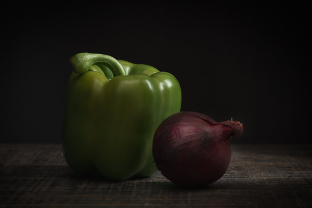 青椒和红洋葱配上深色的背景。图片下载