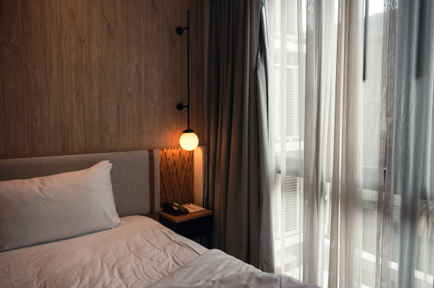 木质卧室内部有窗帘和发光的灯图片下载
