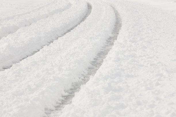 雪地上的车辙。冰冻的道路。越野驾驶。运输图片下载