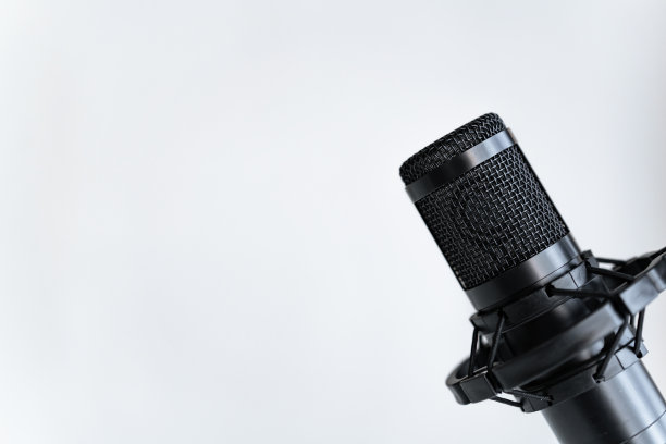 专业电容麦克风在工作室与copyspace近距离图片下载