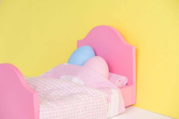 可爱的一对鸡蛋在床上拥抱着睡觉。手牵手。复活节的概念与可爱的蛋与有趣的面孔。不同的情绪和感受图片下载