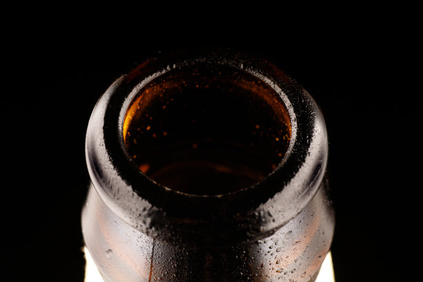 啤酒瓶的瓶颈是一把深色的钥匙图片下载