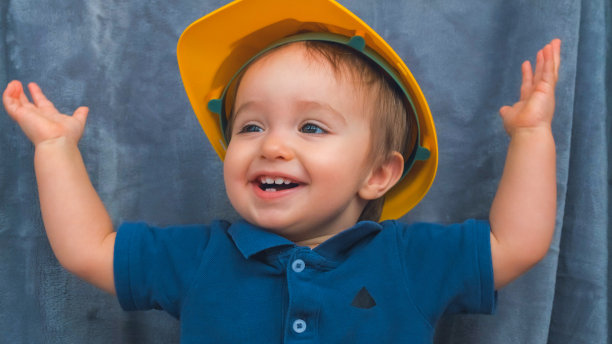 穿着黄色头饰的英俊男婴图片下载