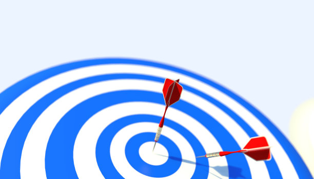 特写目标蓝色板成功与红色箭头和业务概念。在白色背景上。横幅与复制空间- 3d渲染图片下载