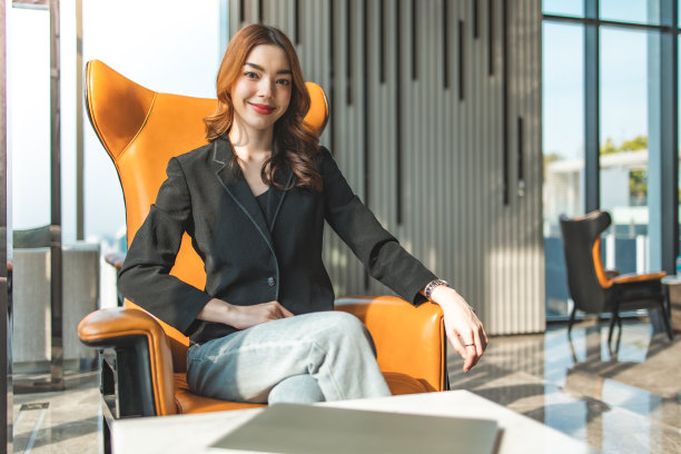 迷人迷人优雅的大公司老板已在线会见国际业务。年轻女子设计师看教程关于创意在笔记本电脑在办公室工作过程中。积极的金发学生正在读书图片下载