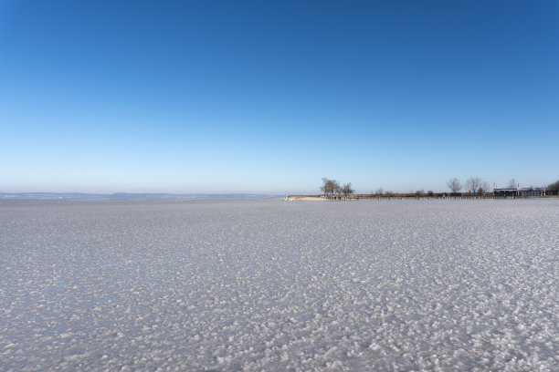 冰湖上的冬季仙境图片下载