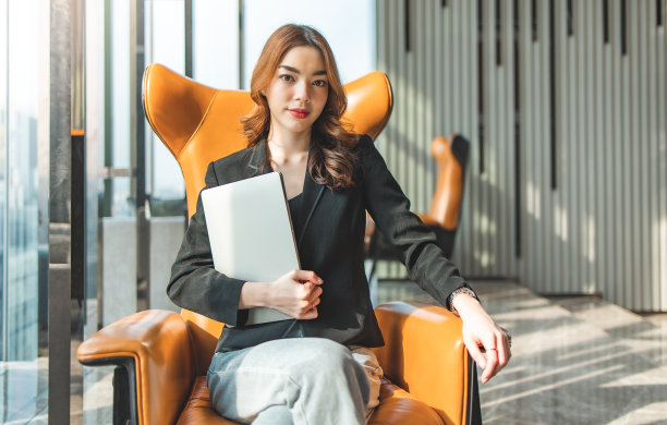 迷人迷人优雅的大公司老板已在线会见国际业务。年轻女子设计师看教程关于创意在笔记本电脑在办公室工作过程中。积极的金发学生正在读书图片下载