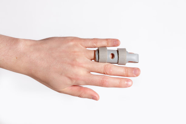 男性左手掌，无名指骨折，用塑料夹板包裹图片下载