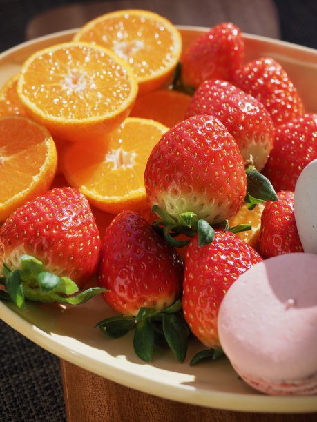 五颜六色的杏仁饼干，橘色，草莓色，甜的食物和水果图片下载