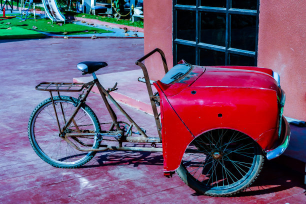 自行车前的老房子，数码照片图片作为背景图片下载