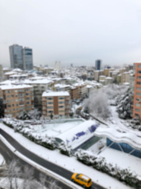模糊的背景与城市视野下的雪在冬天图片下载