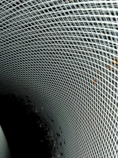 在街对面的建筑商店看到生锈的铁丝网的照片图片下载