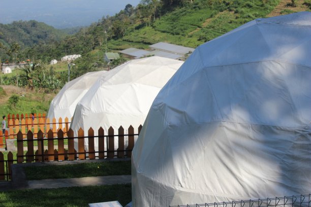 一个圆形的白色帐篷被命名为魅力露营在最美丽的自然图片下载