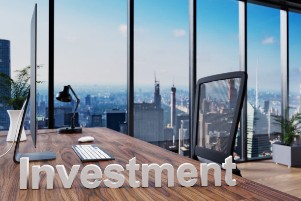 投资;现代办公空间前的办公椅，配有电脑和天际线视野;公司的概念;三维演示图片下载