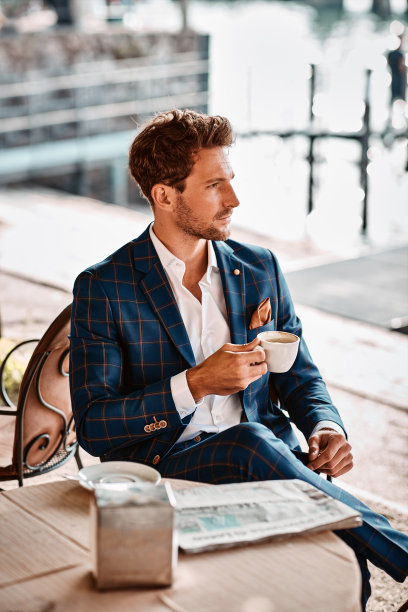 在咖啡厅看报纸的帅哥图片下载