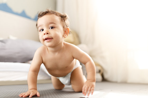 用尿布的可爱宝宝图片下载