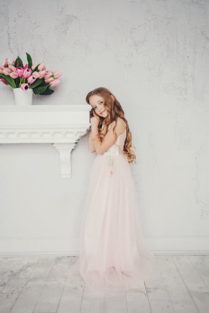 一个小女孩的全身画像图片下载