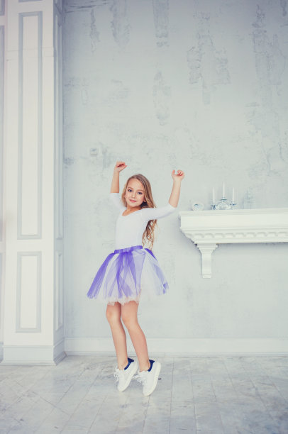 小女孩穿着裙子跳舞图片下载