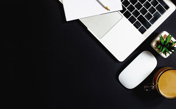 在黑色背景上的笔记本电脑俯视图图片下载