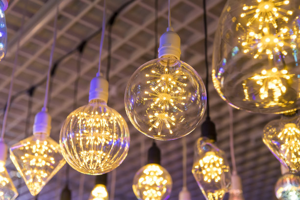 装饰爱迪生风格的LED灯泡悬挂在天花板上图片下载