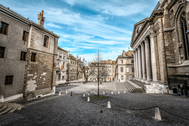 进入瑞士日内瓦圣皮埃尔大教堂庭院的小巷图片下载