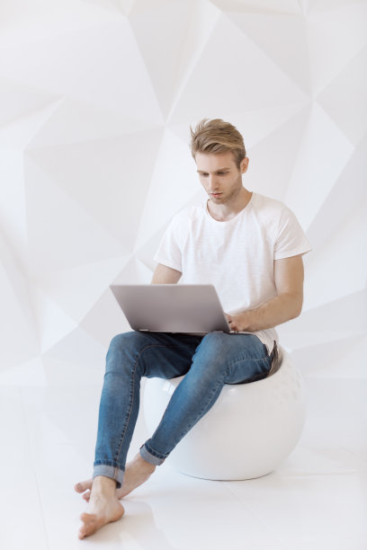 拿着笔记本电脑的年轻人图片下载