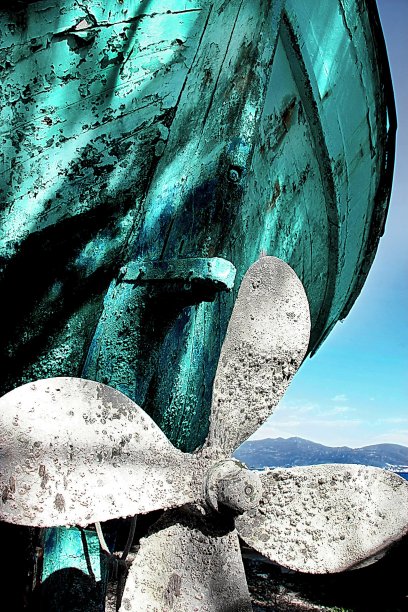 旧生锈的船螺旋桨，希腊的埃维亚。图片下载