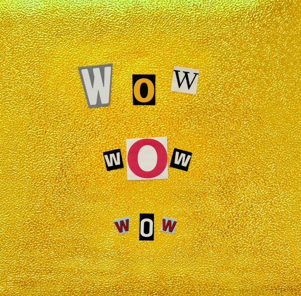 哇，剪纸字母。黄色的浮雕背景图片下载