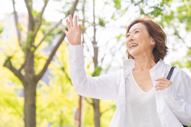 老年妇女，微笑图片下载