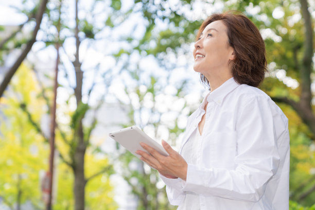 使用平板电脑的老年妇女图片下载